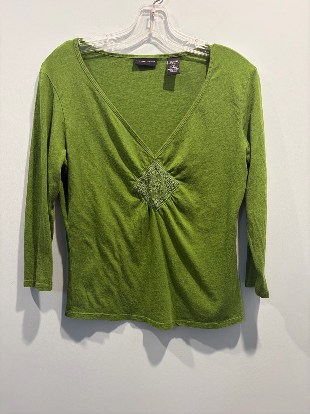New York & Company Green V-Neck 3/4 Sleeve Top Size Medium Embroidered Accent